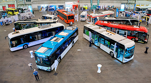 Busse aus der ganzen Schweiz an der Bustagung des VöV im Mai 2022. 